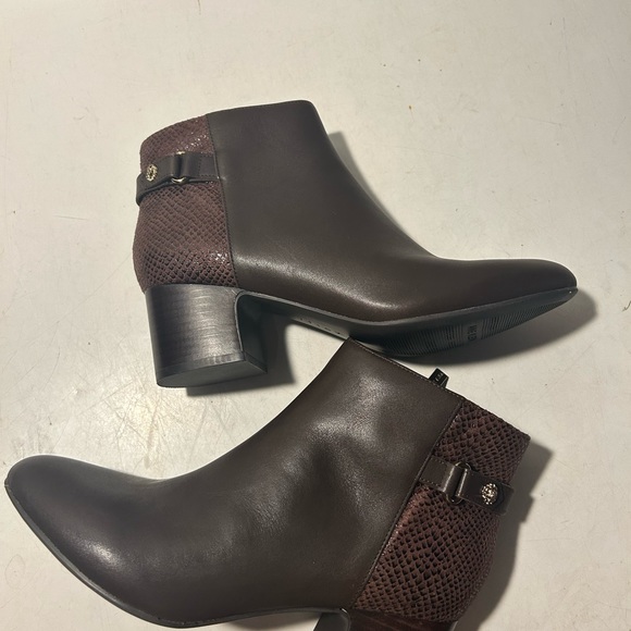 Anne Klein brown leather ankle boots zip up sides & 1.5” block heel NWT - Picture 6 of 9